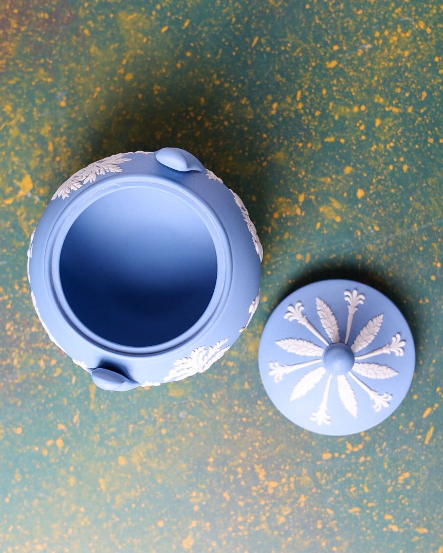 Servizio da Tè Wedgwood Jasperware Blu con Figure Neoclassiche in Rilievo – Teiera e Zuccheriera