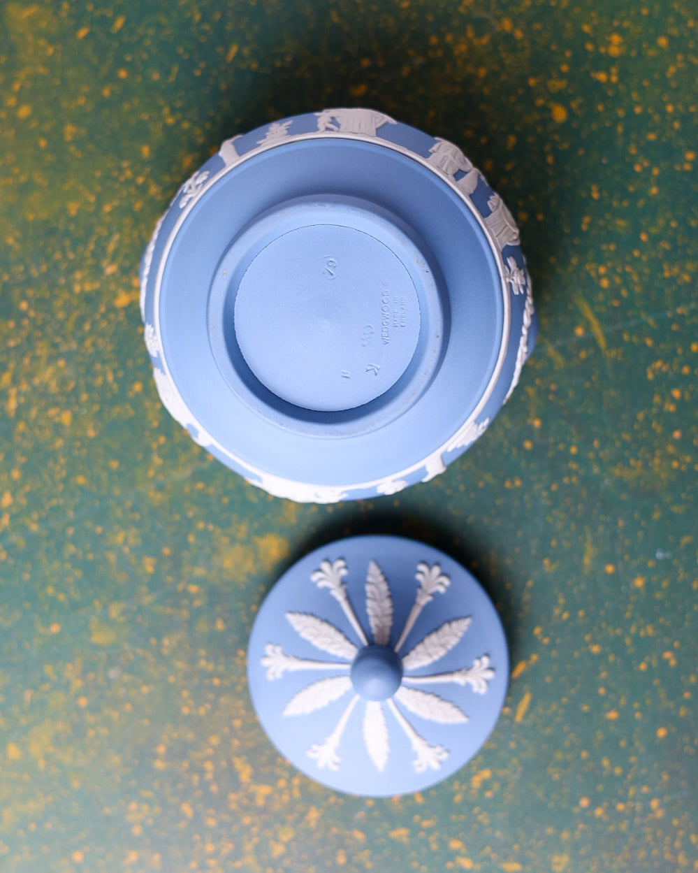Servizio da Tè Wedgwood Jasperware Blu con Figure Neoclassiche in Rilievo – Teiera e Zuccheriera