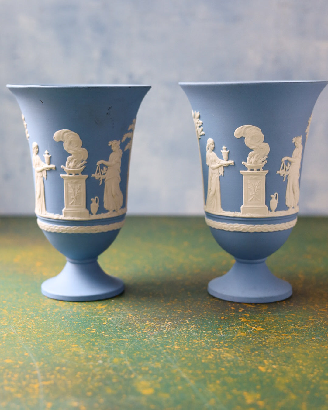Vaso Wedgwood Jasperware Blu con Figure Neoclassiche in Rilievo