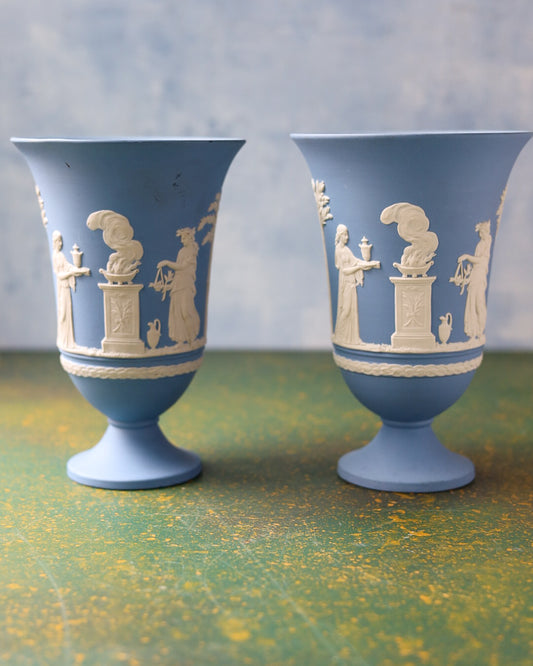 Vaso Wedgwood Jasperware Blu con Figure Neoclassiche in Rilievo