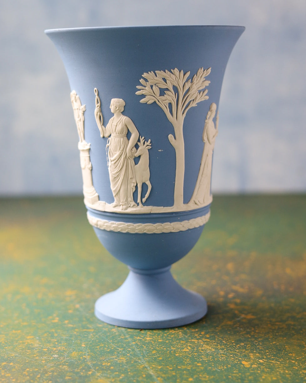 Vaso Wedgwood Jasperware Blu con Figure Neoclassiche in Rilievo