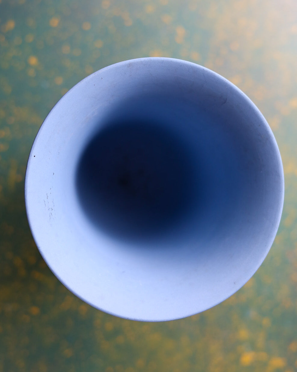Vaso Wedgwood Jasperware Blu con Figure Neoclassiche in Rilievo