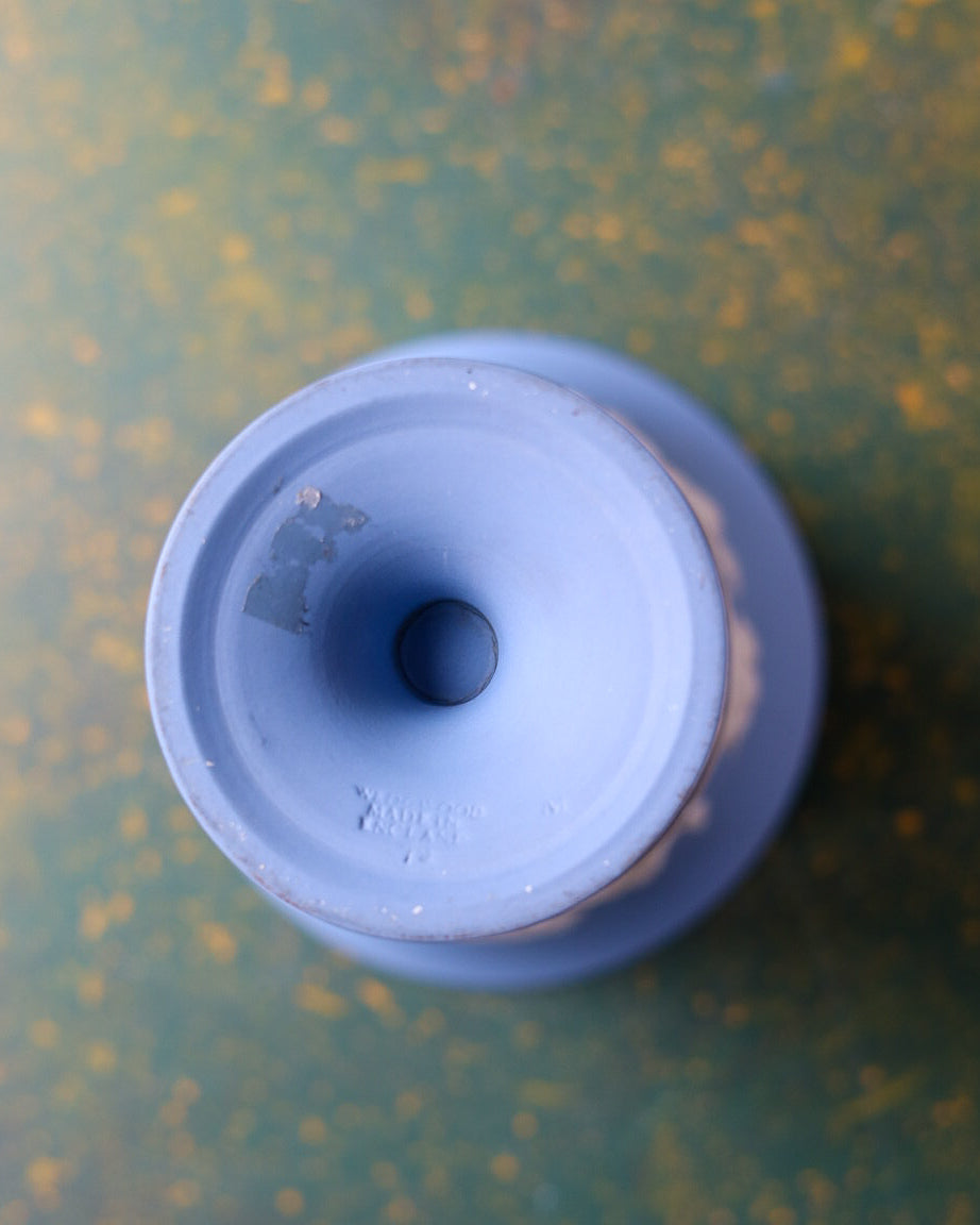 Vaso Wedgwood Jasperware Blu con Figure Neoclassiche in Rilievo