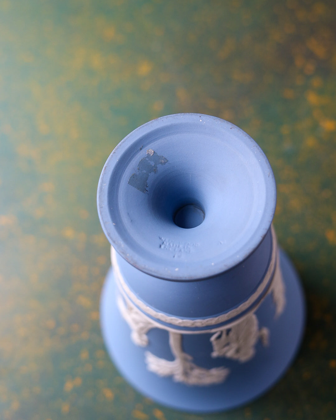 Vaso Wedgwood Jasperware Blu con Figure Neoclassiche in Rilievo
