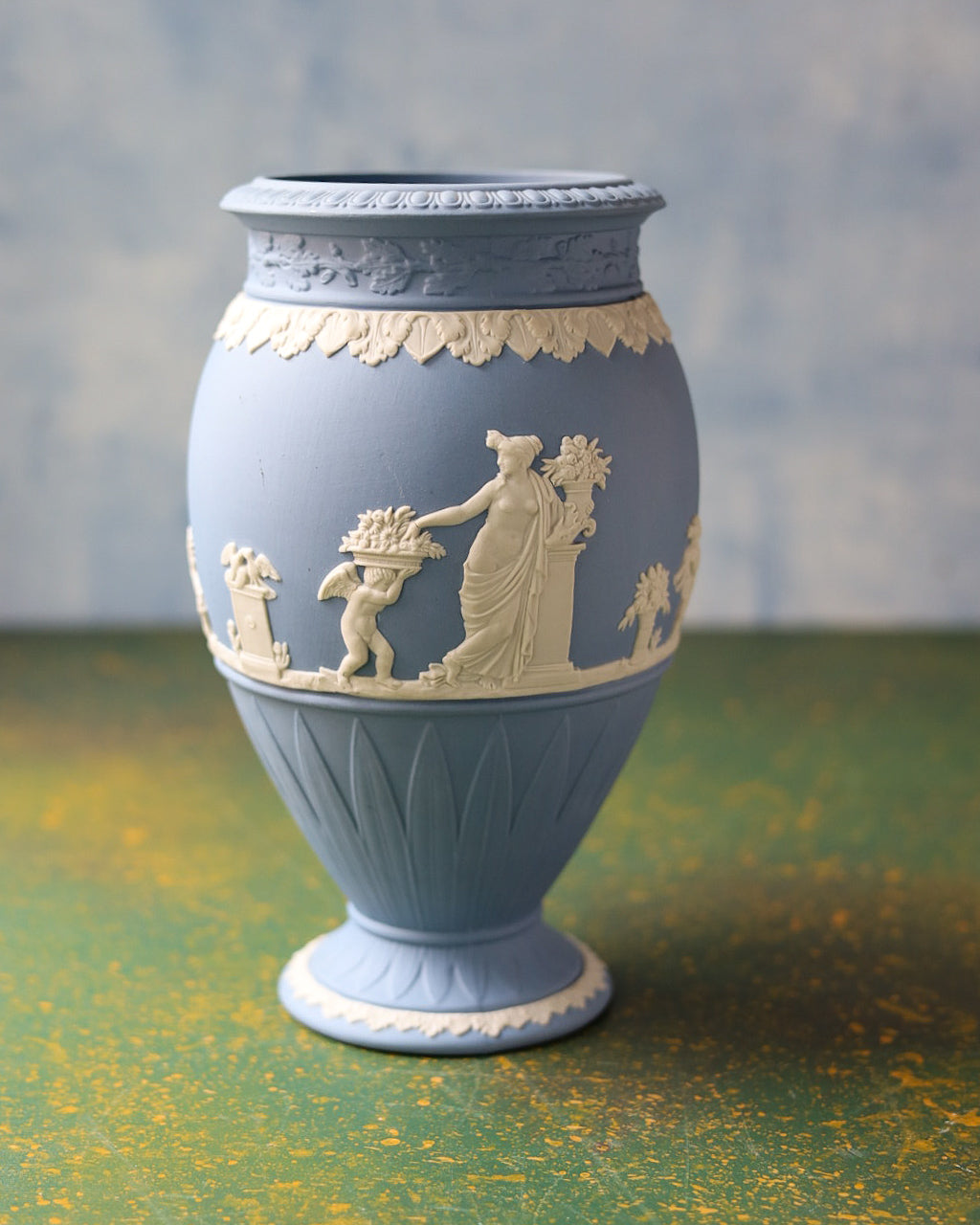 Vaso Wedgwood Jasperware Blu con Figure Neoclassiche in Rilievo