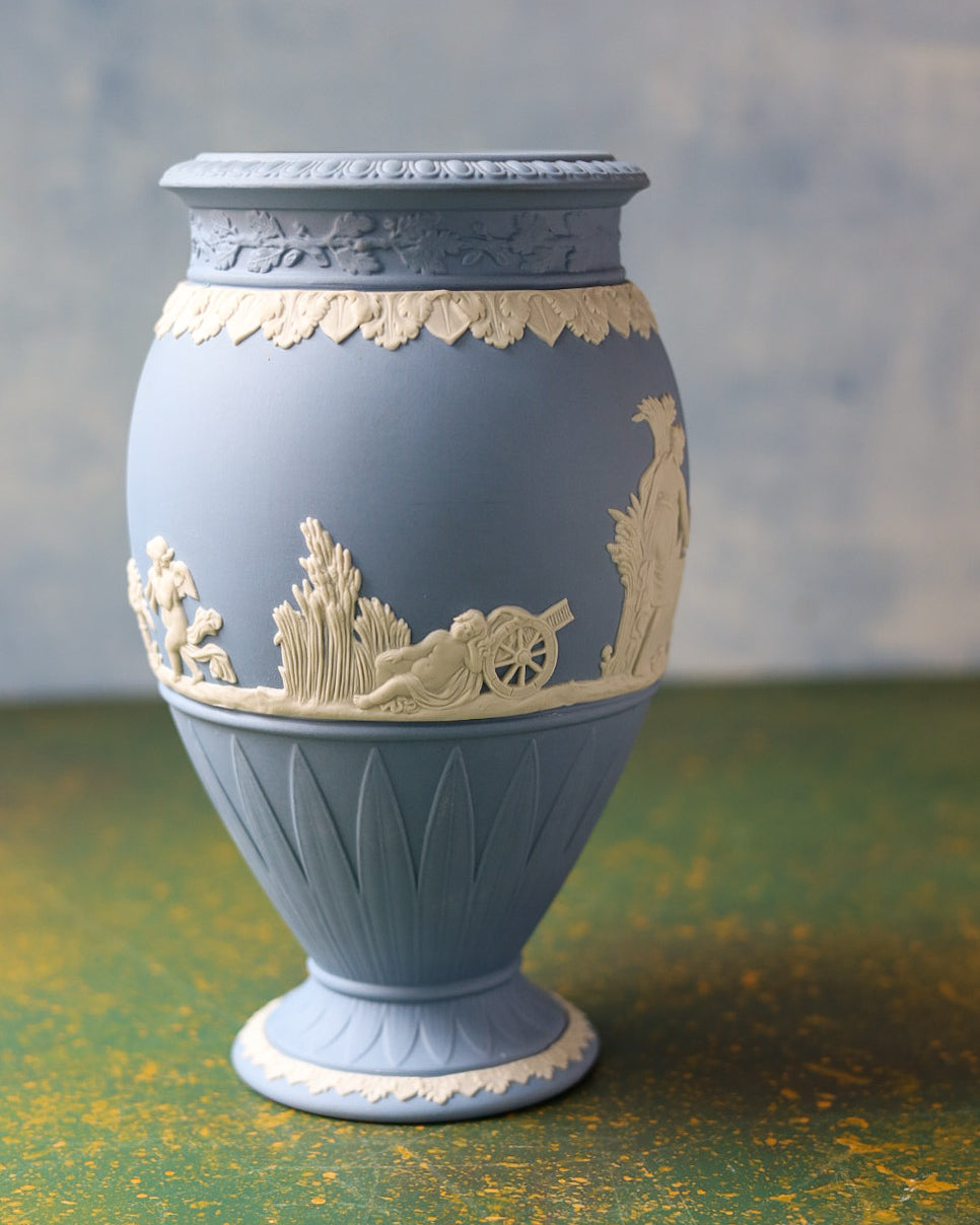 Vaso Wedgwood Jasperware Blu con Figure Neoclassiche in Rilievo