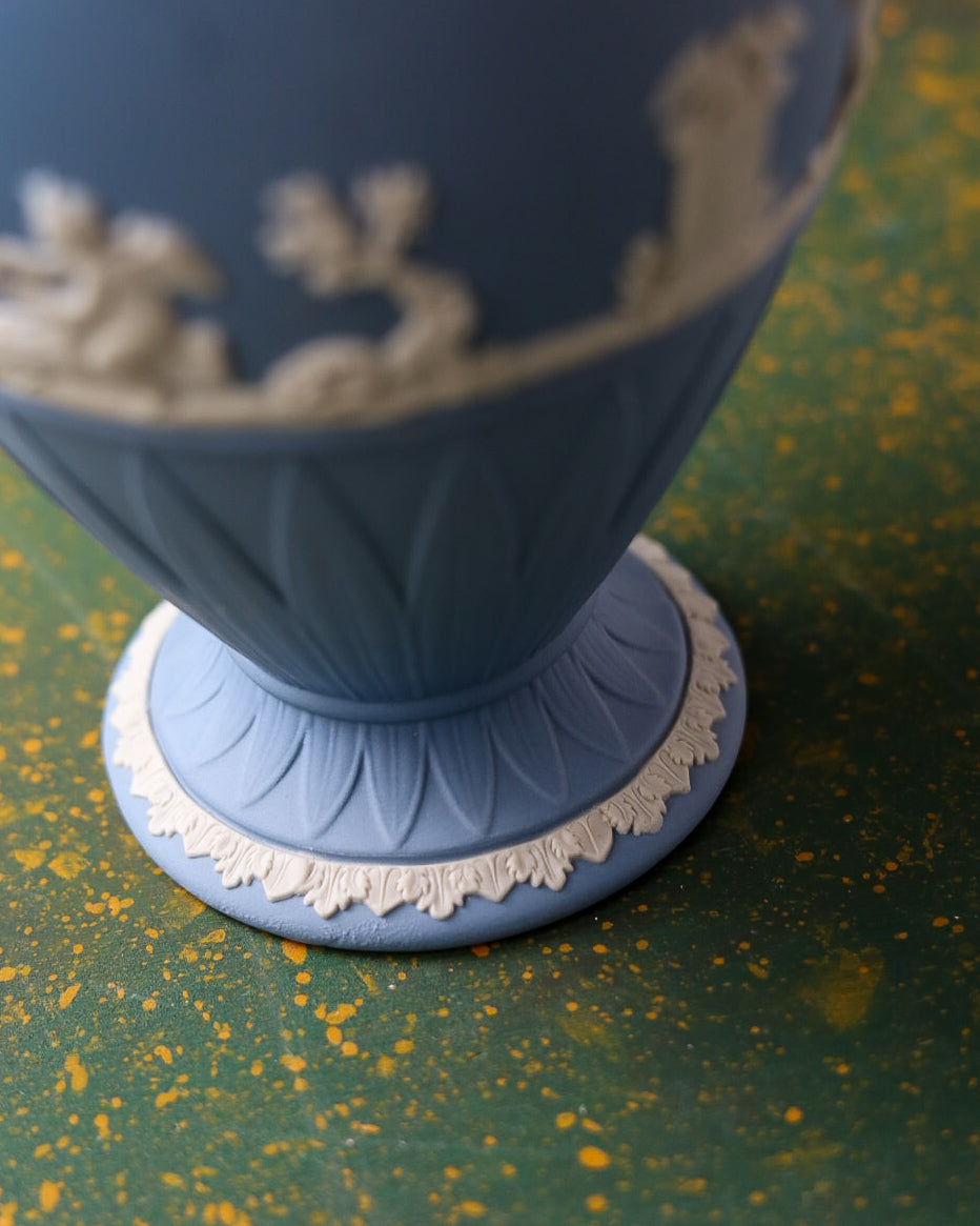 Vaso Wedgwood Jasperware Blu con Figure Neoclassiche in Rilievo