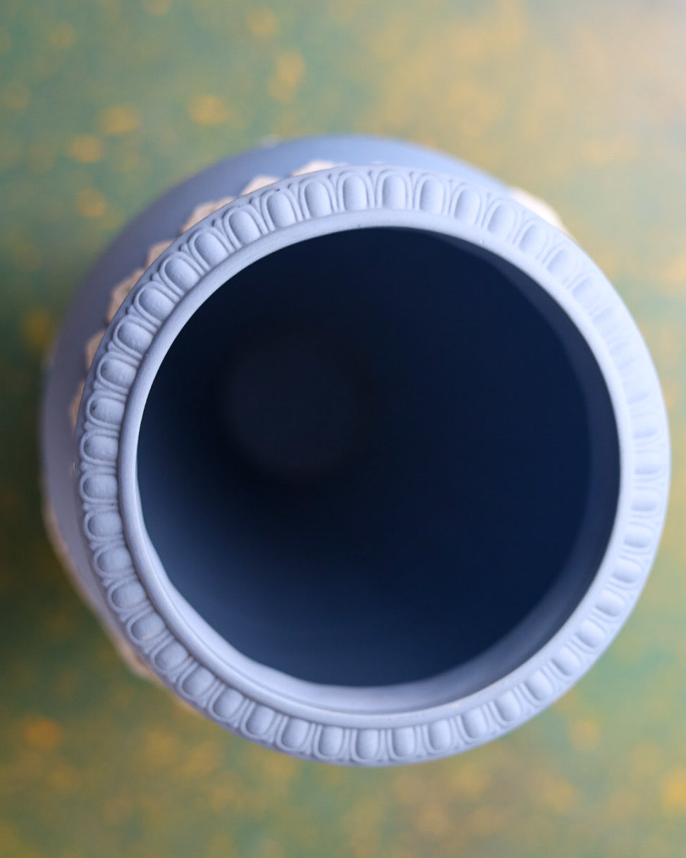 Vaso Wedgwood Jasperware Blu con Figure Neoclassiche in Rilievo