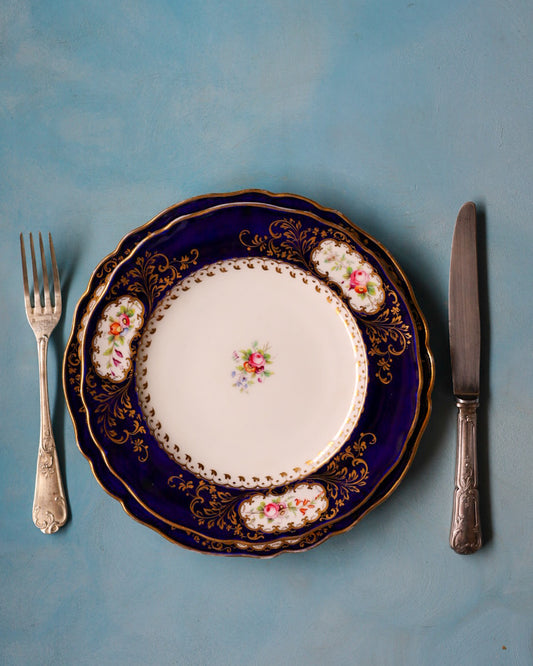 Set di Piatti da Portata in Porcellana Inglese Blu Cobalto con Bouquet Floreali Interamente Dipinti a Mano – Fine Ottocento