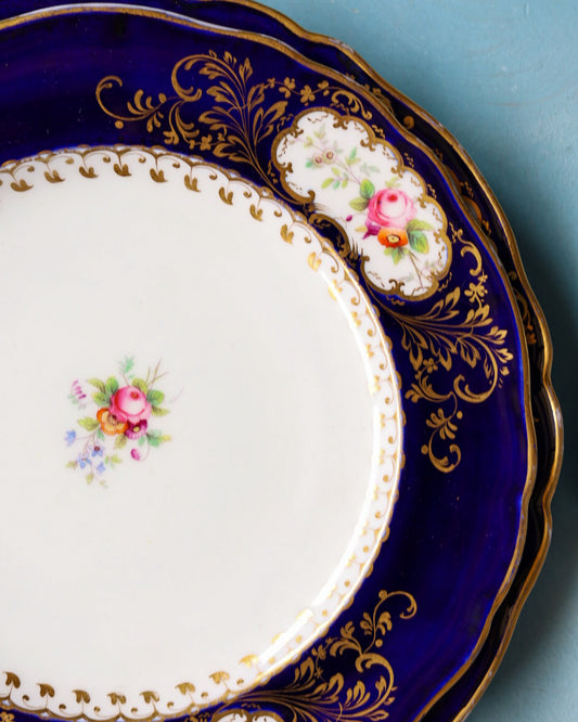 Set di Piatti da Portata in Porcellana Inglese Blu Cobalto con Bouquet Floreali Interamente Dipinti a Mano – Fine Ottocento