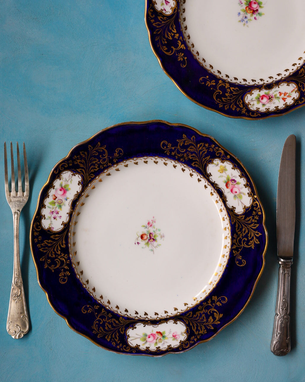 Set di Piatti da Portata in Porcellana Inglese Blu Cobalto con Bouquet Floreali Interamente Dipinti a Mano – Fine Ottocento