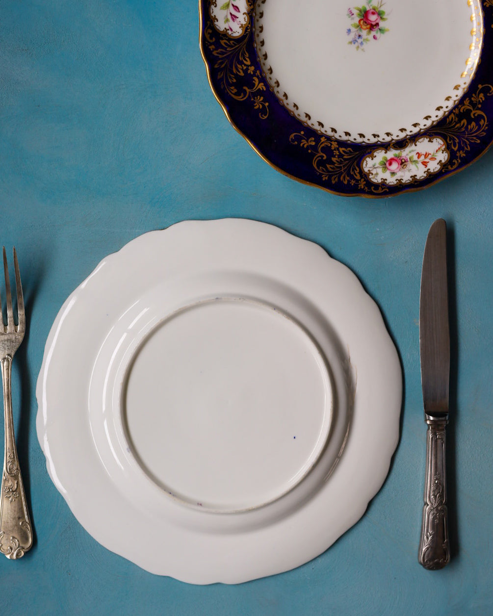 Set di Piatti da Portata in Porcellana Inglese Blu Cobalto con Bouquet Floreali Interamente Dipinti a Mano – Fine Ottocento