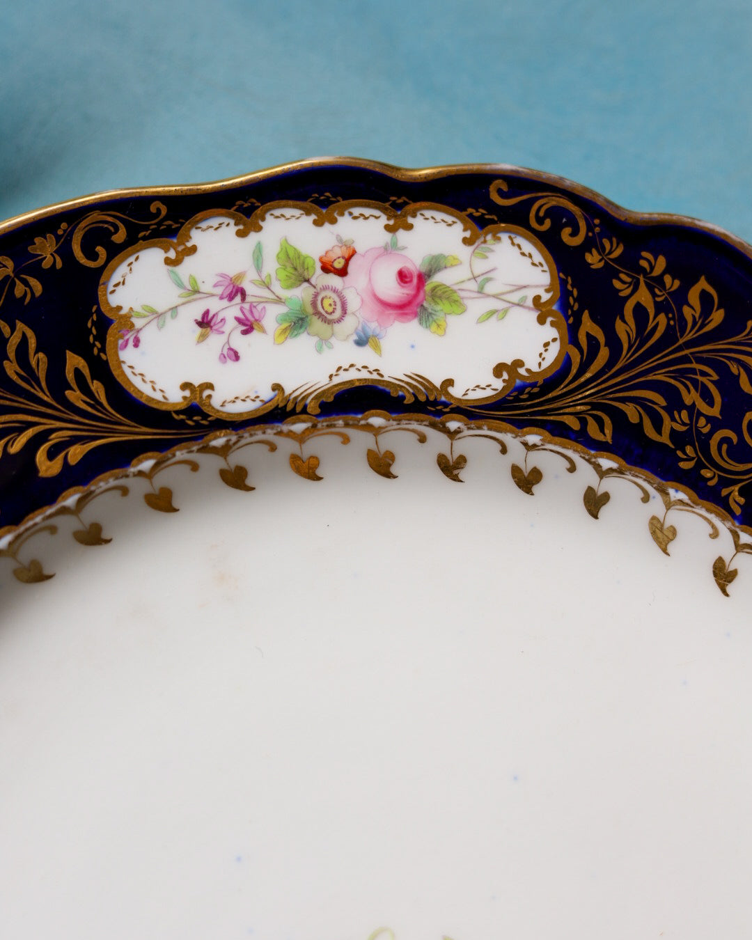 Set di Piatti da Portata in Porcellana Inglese Blu Cobalto con Bouquet Floreali Interamente Dipinti a Mano – Fine Ottocento