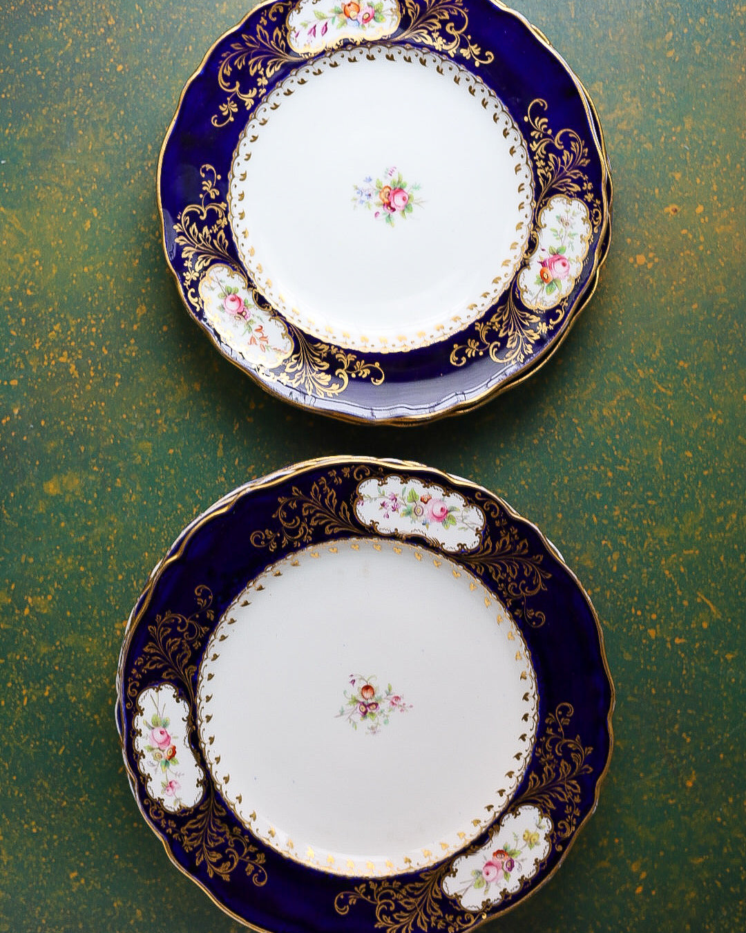 Set di Piatti da Portata in Porcellana Inglese Blu Cobalto con Bouquet Floreali Interamente Dipinti a Mano – Fine Ottocento
