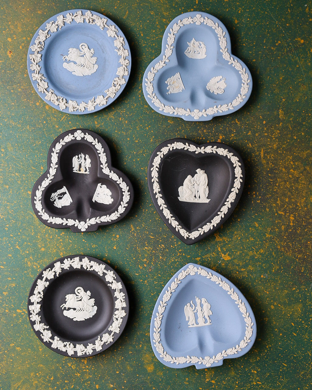Collezione di 6 Piattini Wedgwood Jasperware con Figure Neoclassiche in Rilievo – Azzurro e Nero Basalte