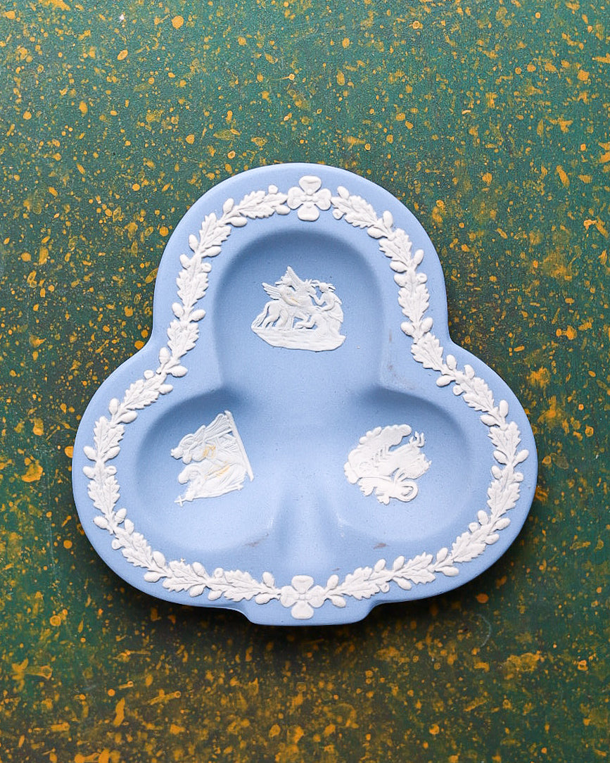 Collezione di 6 Piattini Wedgwood Jasperware con Figure Neoclassiche in Rilievo – Azzurro e Nero Basalte