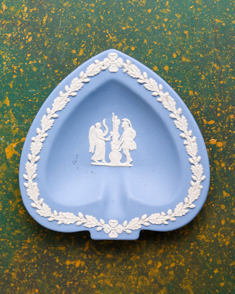Collezione di 6 Piattini Wedgwood Jasperware con Figure Neoclassiche in Rilievo – Azzurro e Nero Basalte