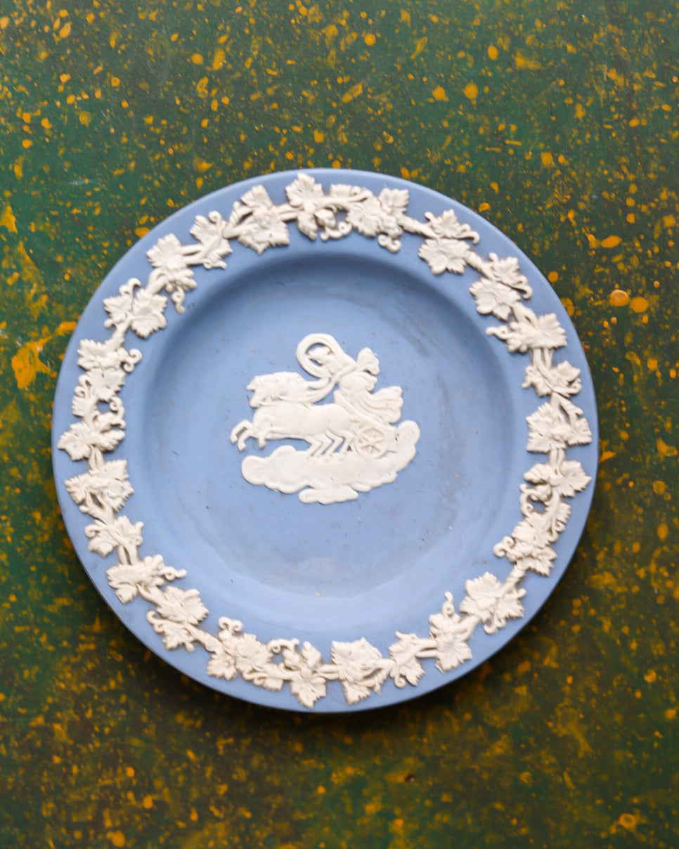 Collezione di 6 Piattini Wedgwood Jasperware con Figure Neoclassiche in Rilievo – Azzurro e Nero Basalte