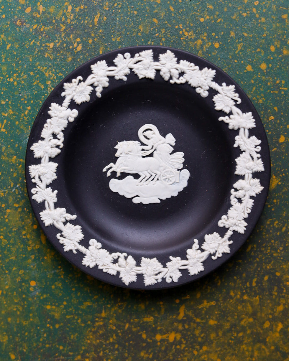 Collezione di 6 Piattini Wedgwood Jasperware con Figure Neoclassiche in Rilievo – Azzurro e Nero Basalte