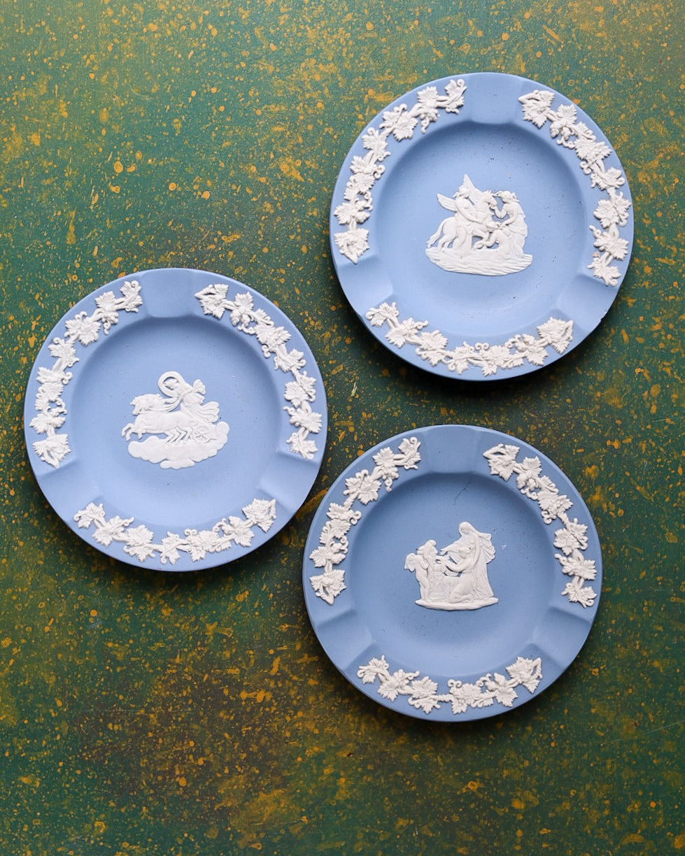 Trio di Posacenere Wedgwood Jasperware Azzurro con Figure Mitologiche in Rilievo