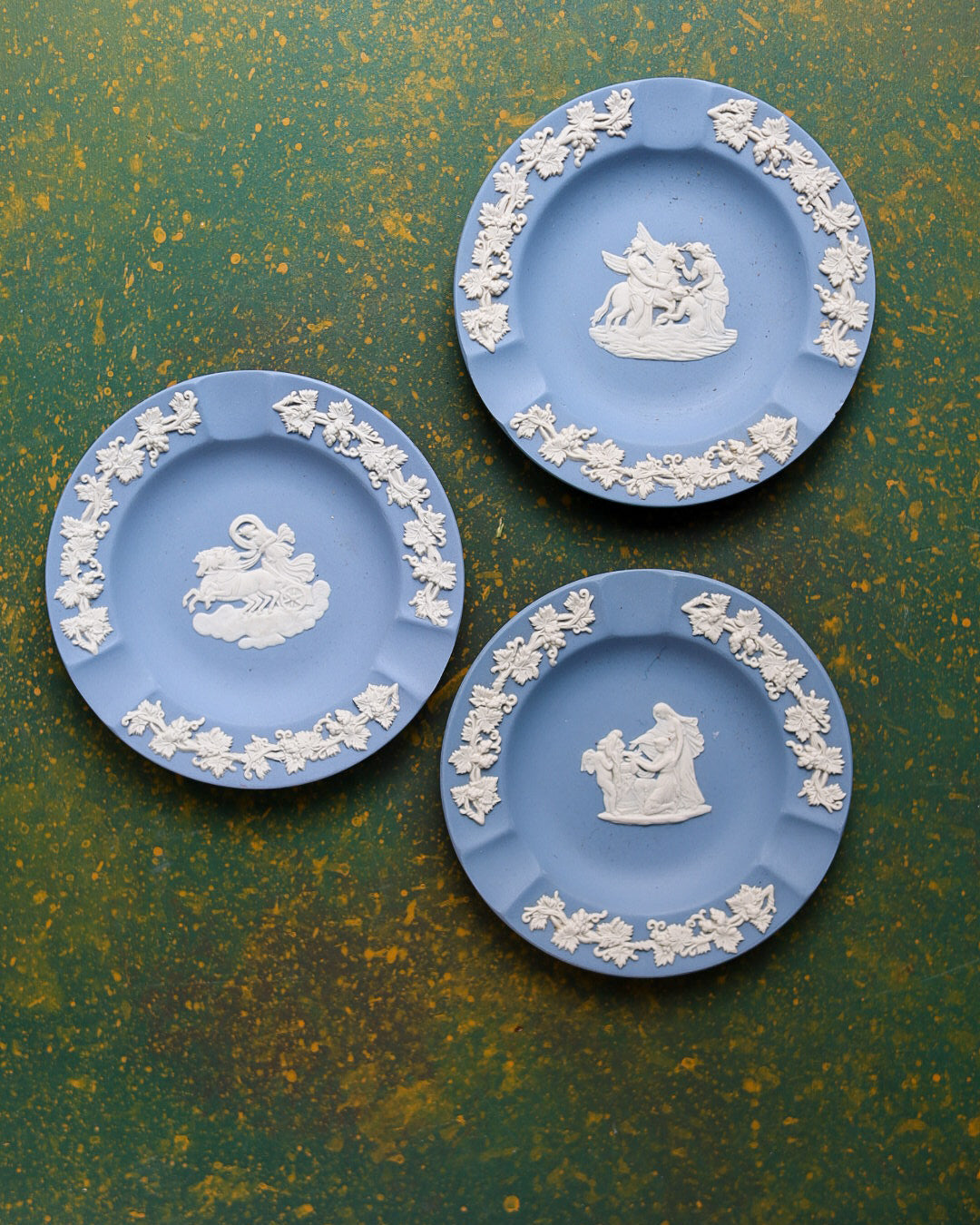 Trio di Posacenere Wedgwood Jasperware Azzurro con Figure Mitologiche in Rilievo