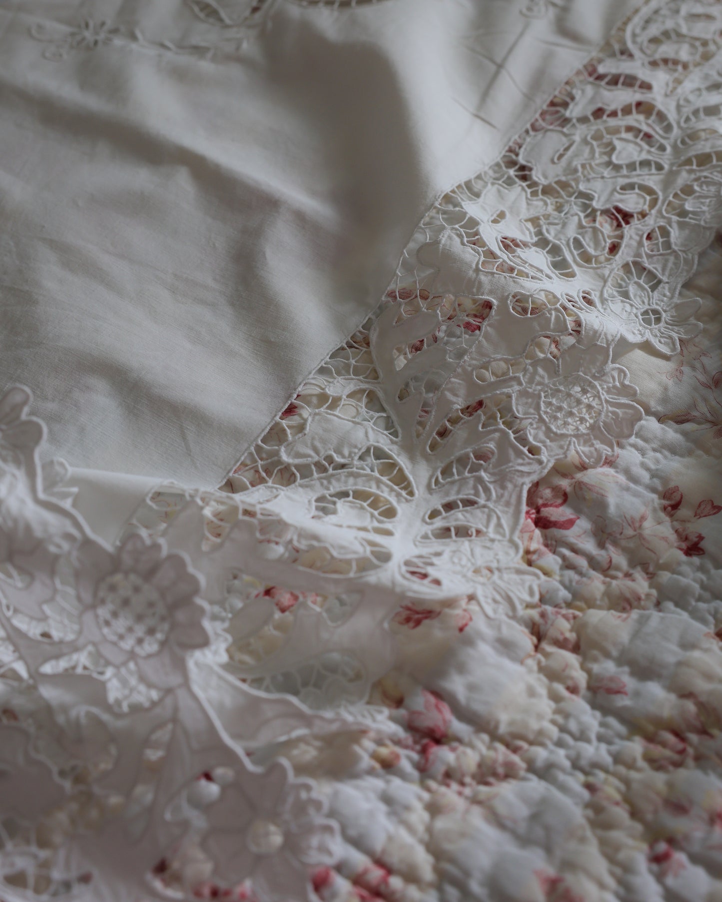 Lenzuolo Matrimoniale in Cotone con Ricamo ad Intaglio a Mano — Iscrizione "Buona Notte" — cm 270×290 — Federe cm 82×71
