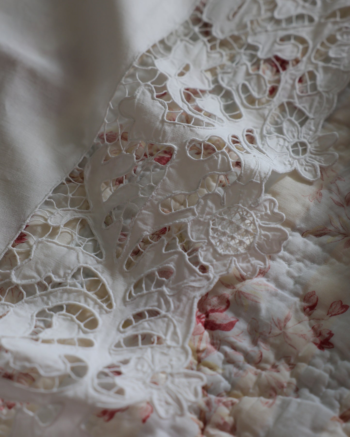 Lenzuolo Matrimoniale in Cotone con Ricamo ad Intaglio a Mano — Iscrizione "Buona Notte" — cm 270×290 — Federe cm 82×71