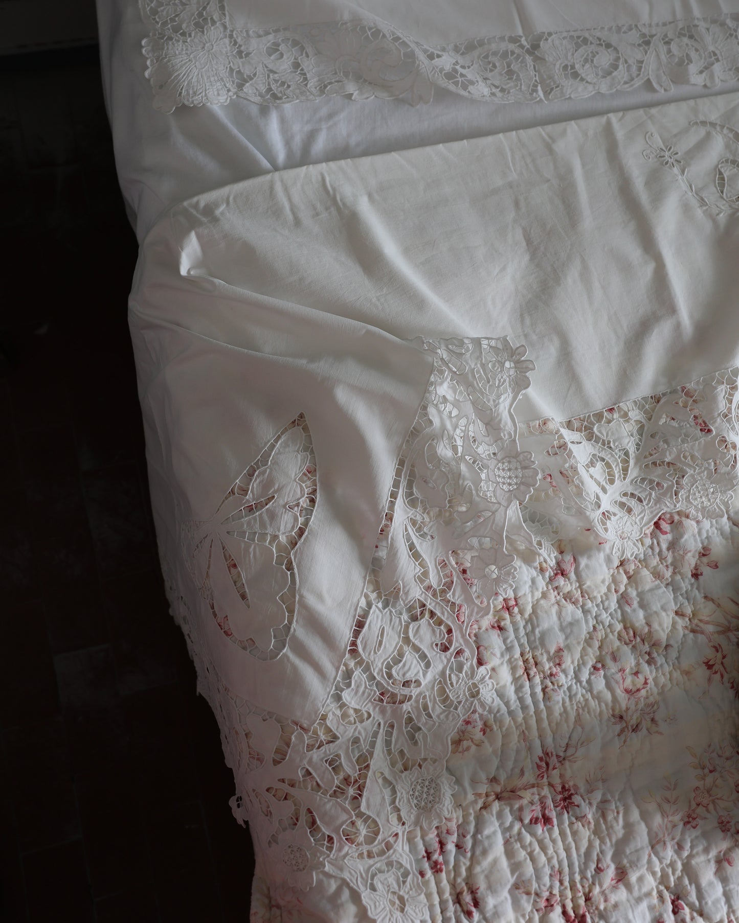 Lenzuolo Matrimoniale in Cotone con Ricamo ad Intaglio a Mano — Iscrizione "Buona Notte" — cm 270×290 — Federe cm 82×71