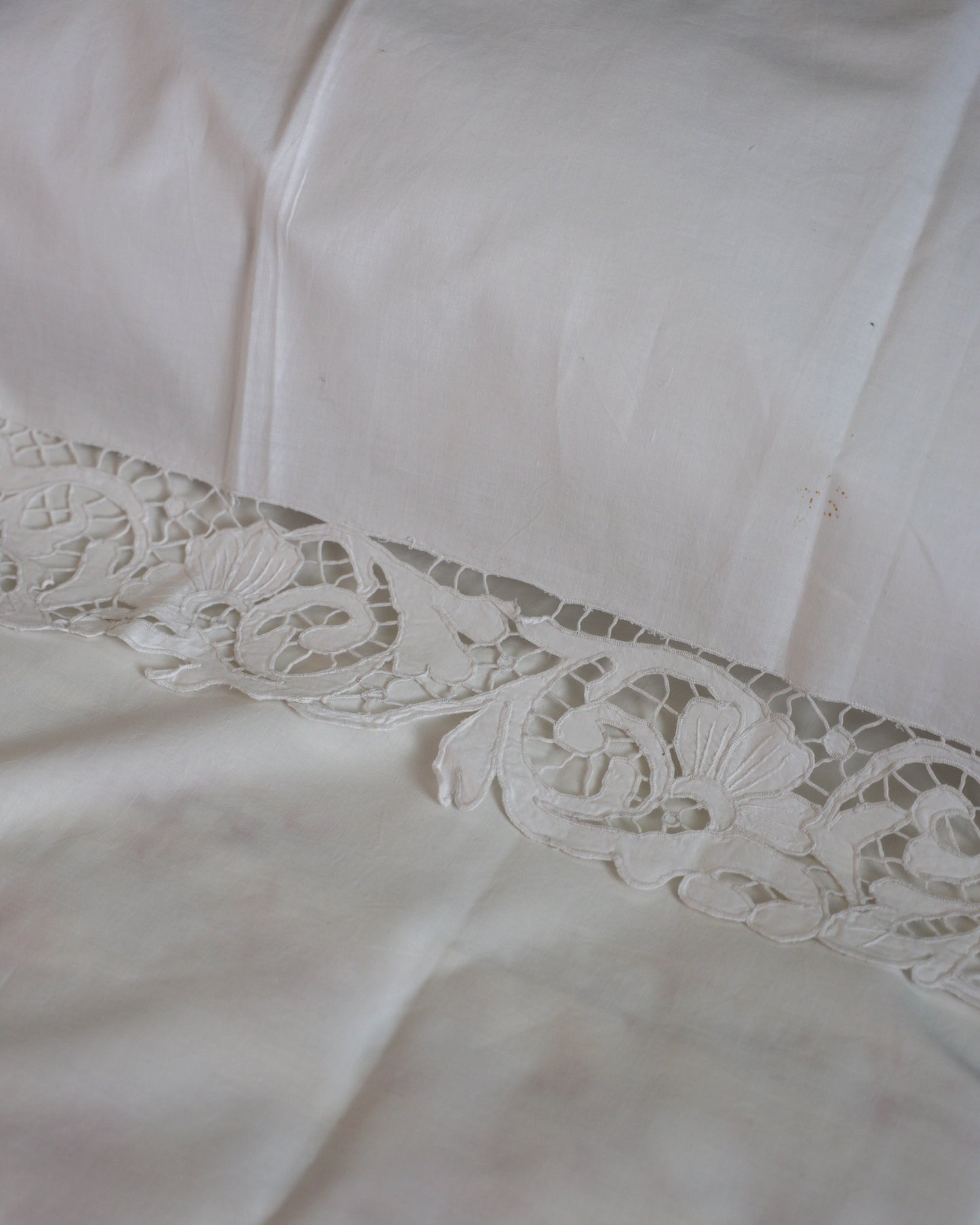 Lenzuolo Matrimoniale in Cotone con Ricamo ad Intaglio a Mano — Iscrizione "Buona Notte" — cm 270×290 — Federe cm 82×71
