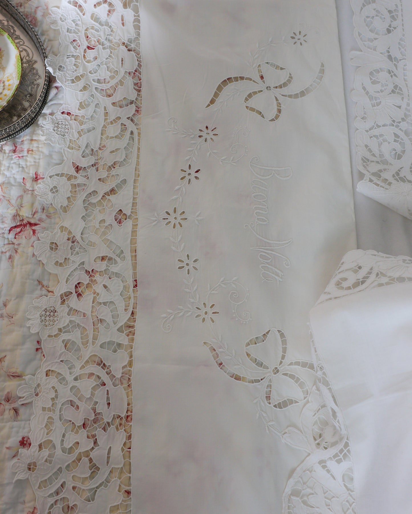 Lenzuolo Matrimoniale in Cotone con Ricamo ad Intaglio a Mano — Iscrizione "Buona Notte" — cm 270×290 — Federe cm 82×71