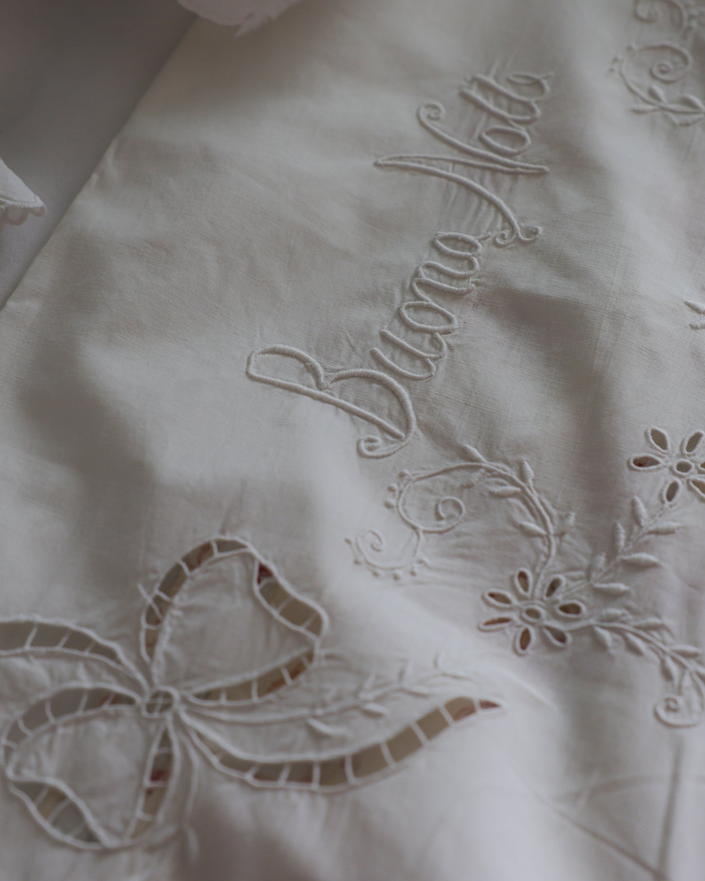 Lenzuolo Matrimoniale in Cotone con Ricamo ad Intaglio a Mano — Iscrizione "Buona Notte" — cm 270×290 — Federe cm 82×71