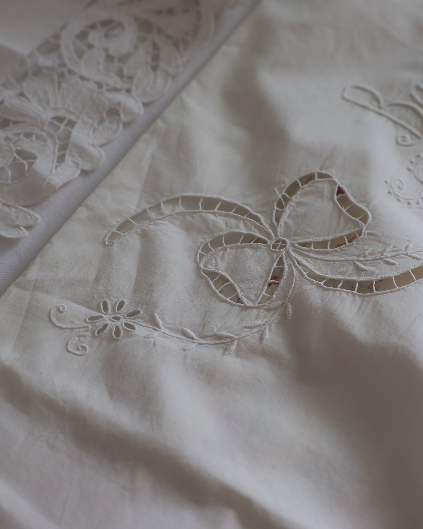 Lenzuolo Matrimoniale in Cotone con Ricamo ad Intaglio a Mano — Iscrizione "Buona Notte" — cm 270×290 — Federe cm 82×71
