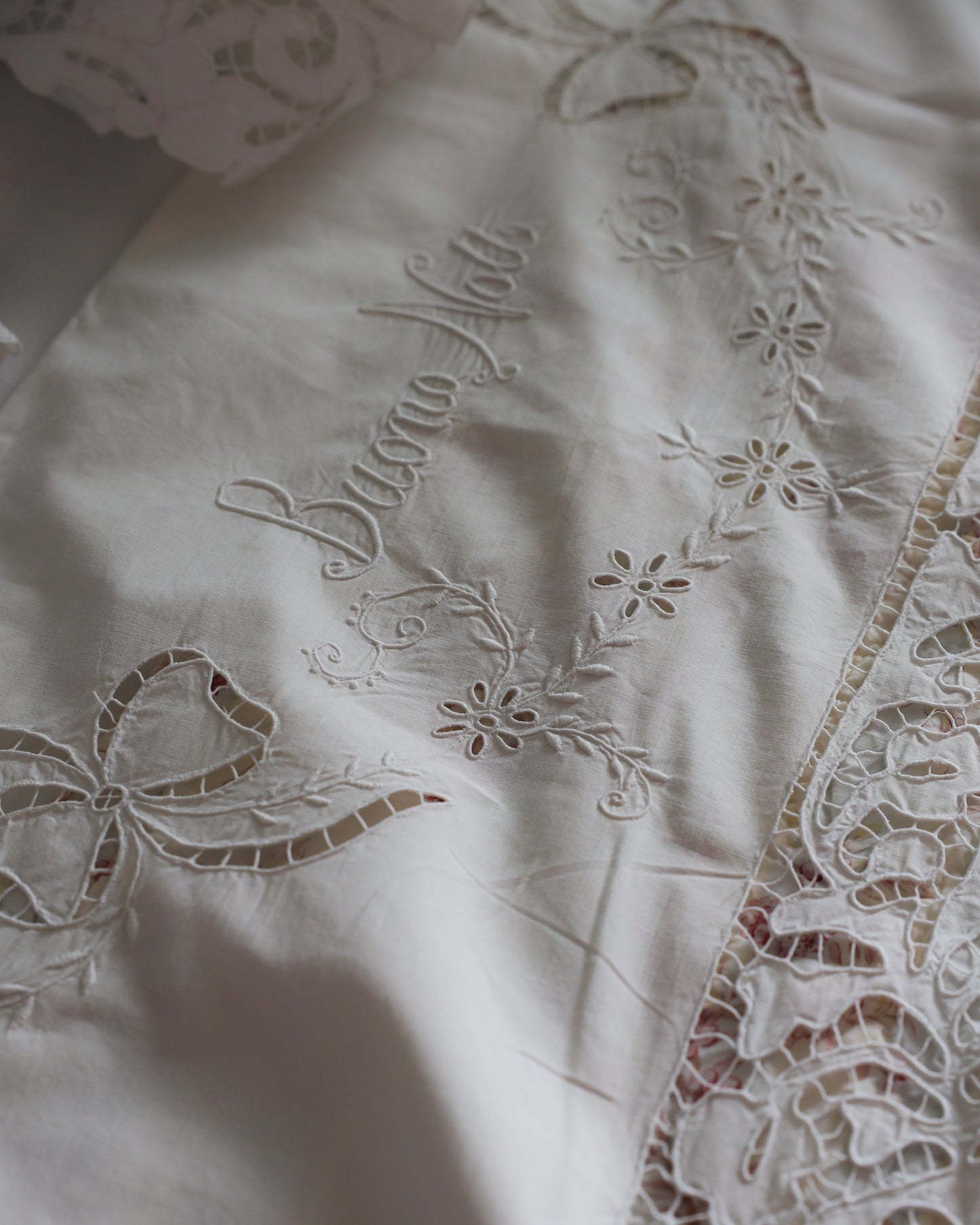 Lenzuolo Matrimoniale in Cotone con Ricamo ad Intaglio a Mano — Iscrizione "Buona Notte" — cm 270×290 — Federe cm 82×71