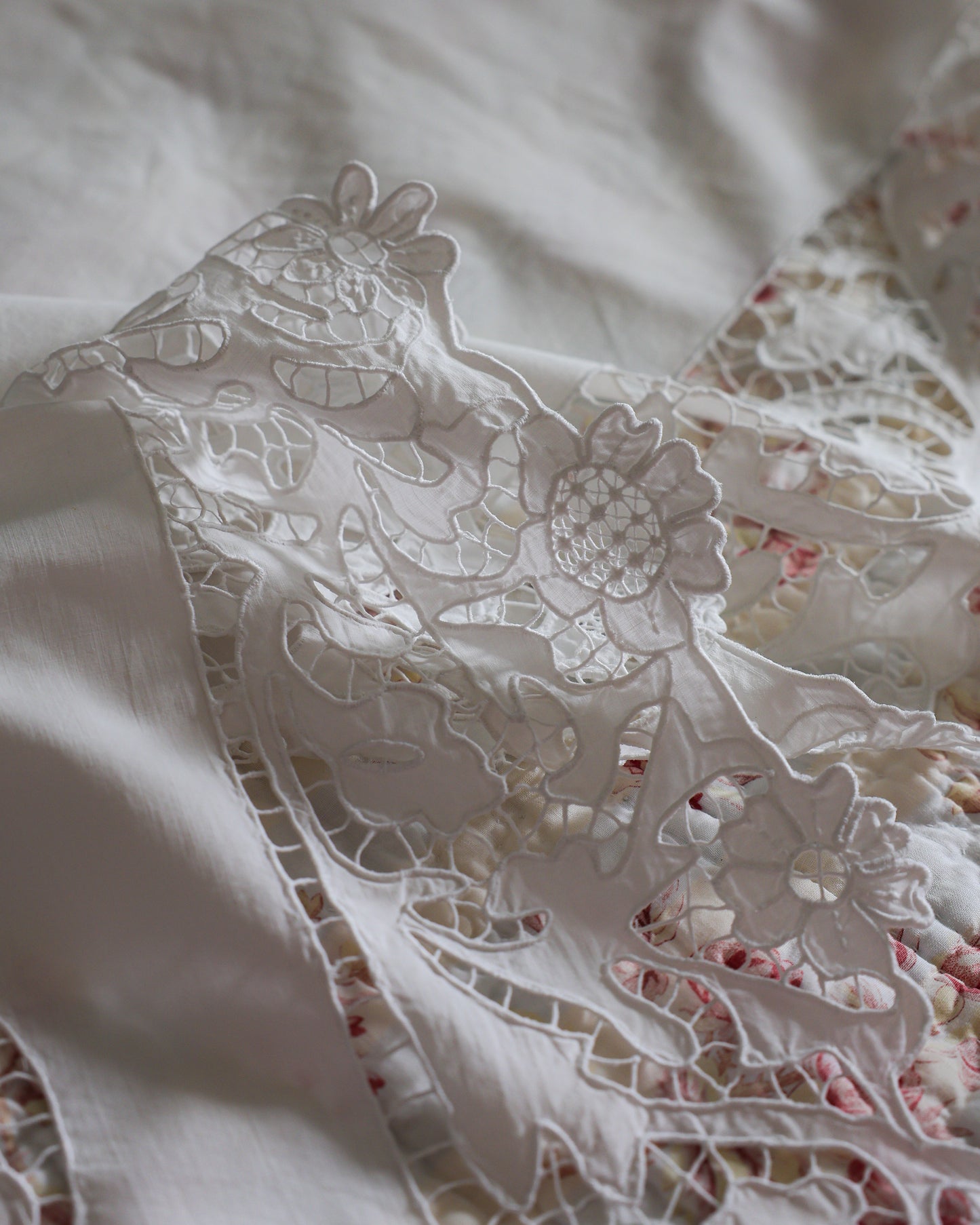 Lenzuolo Matrimoniale in Cotone con Ricamo ad Intaglio a Mano — Iscrizione "Buona Notte" — cm 270×290 — Federe cm 82×71