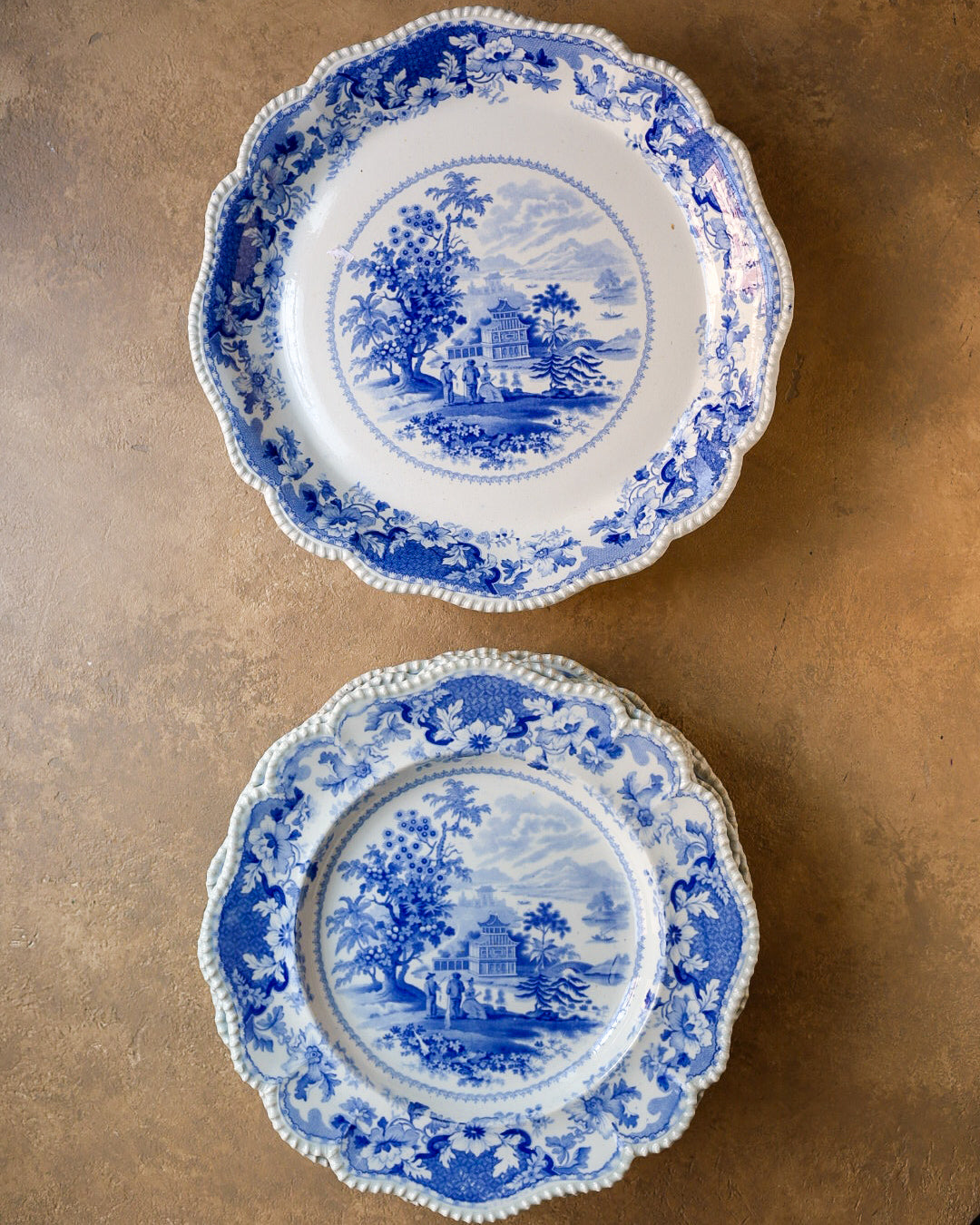 Set di 8 piatti e alzatina in stone china, decoro blu a transfer con paesaggio orientale, Inghilterra, 1820 circa