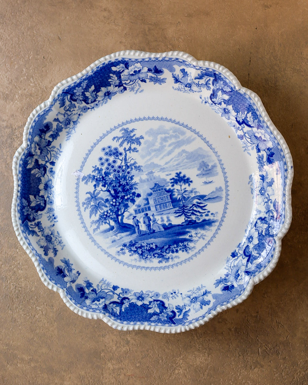 Set di 8 piatti e alzatina in stone china, decoro blu a transfer con paesaggio orientale, Inghilterra, 1820 circa