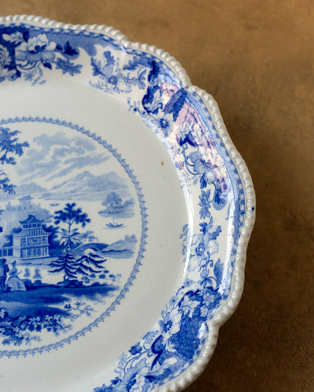 Set di 8 piatti e alzatina in stone china, decoro blu a transfer con paesaggio orientale, Inghilterra, 1820 circa