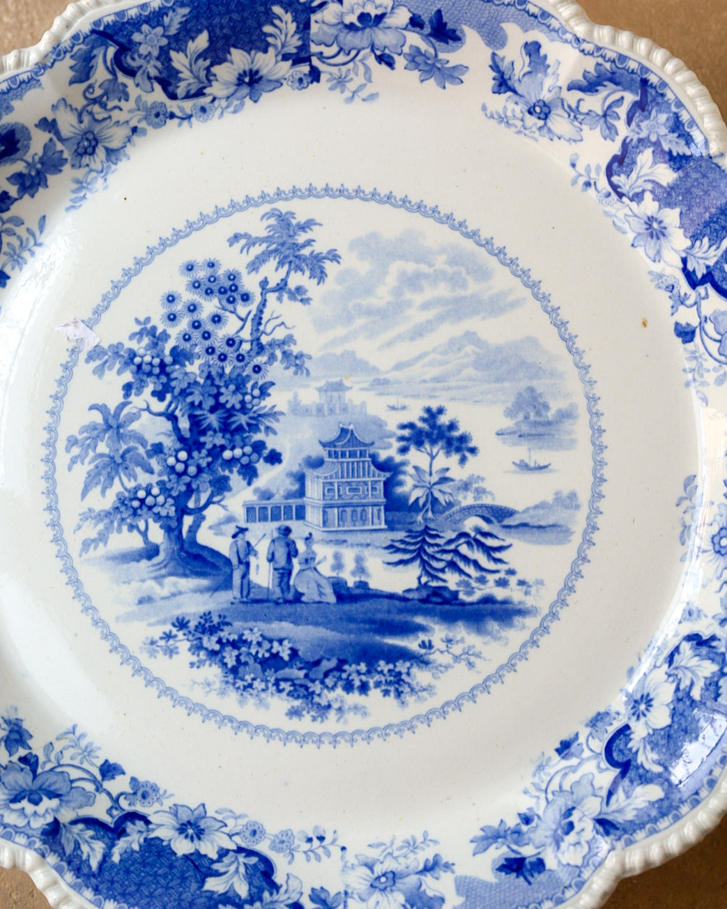Set di 8 piatti e alzatina in stone china, decoro blu a transfer con paesaggio orientale, Inghilterra, 1820 circa