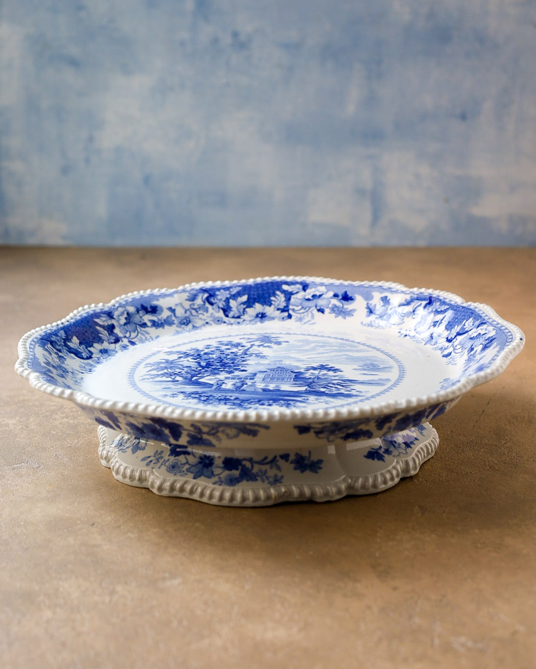 Set di 8 piatti e alzatina in stone china, decoro blu a transfer con paesaggio orientale, Inghilterra, 1820 circa