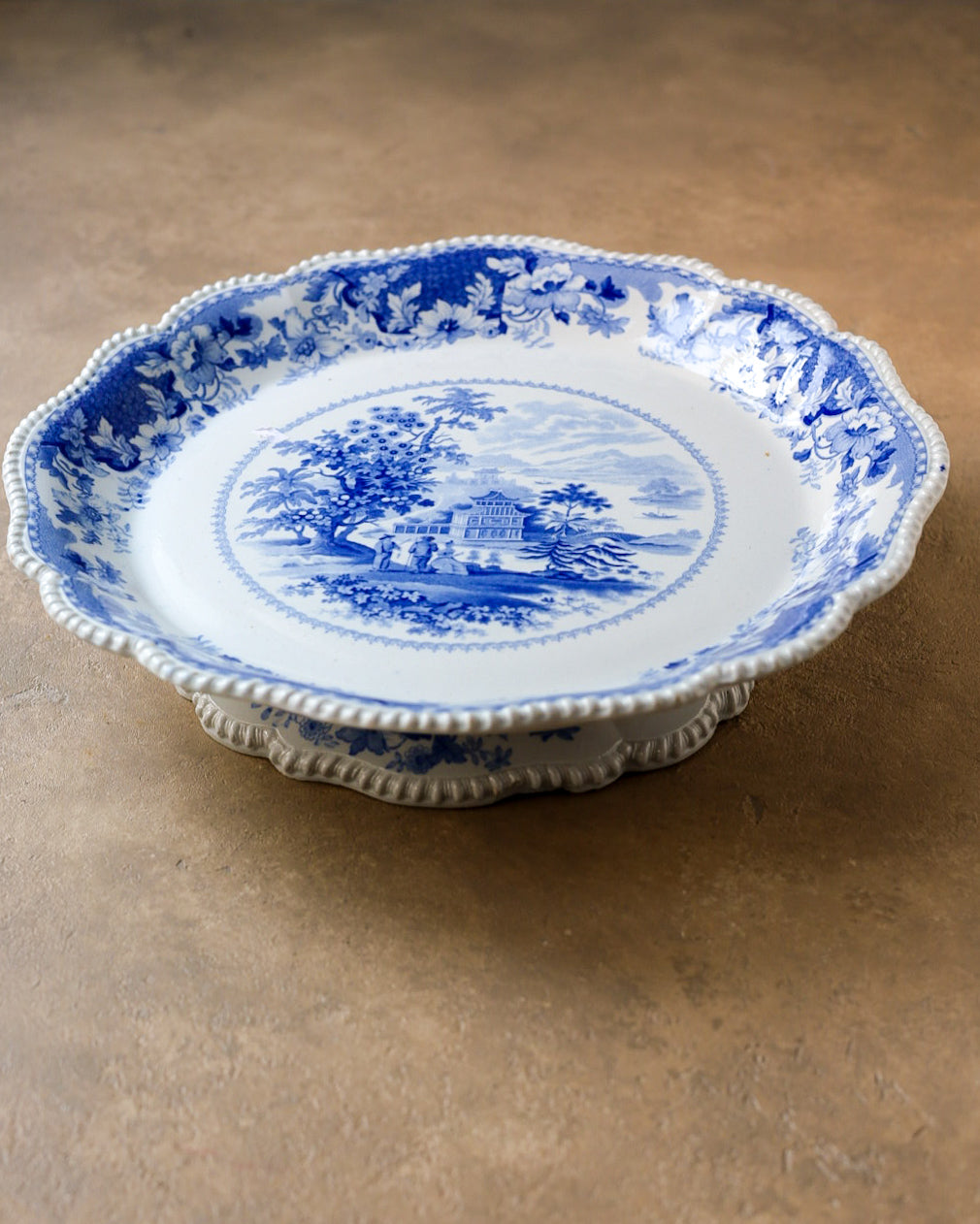 Set di 8 piatti e alzatina in stone china, decoro blu a transfer con paesaggio orientale, Inghilterra, 1820 circa