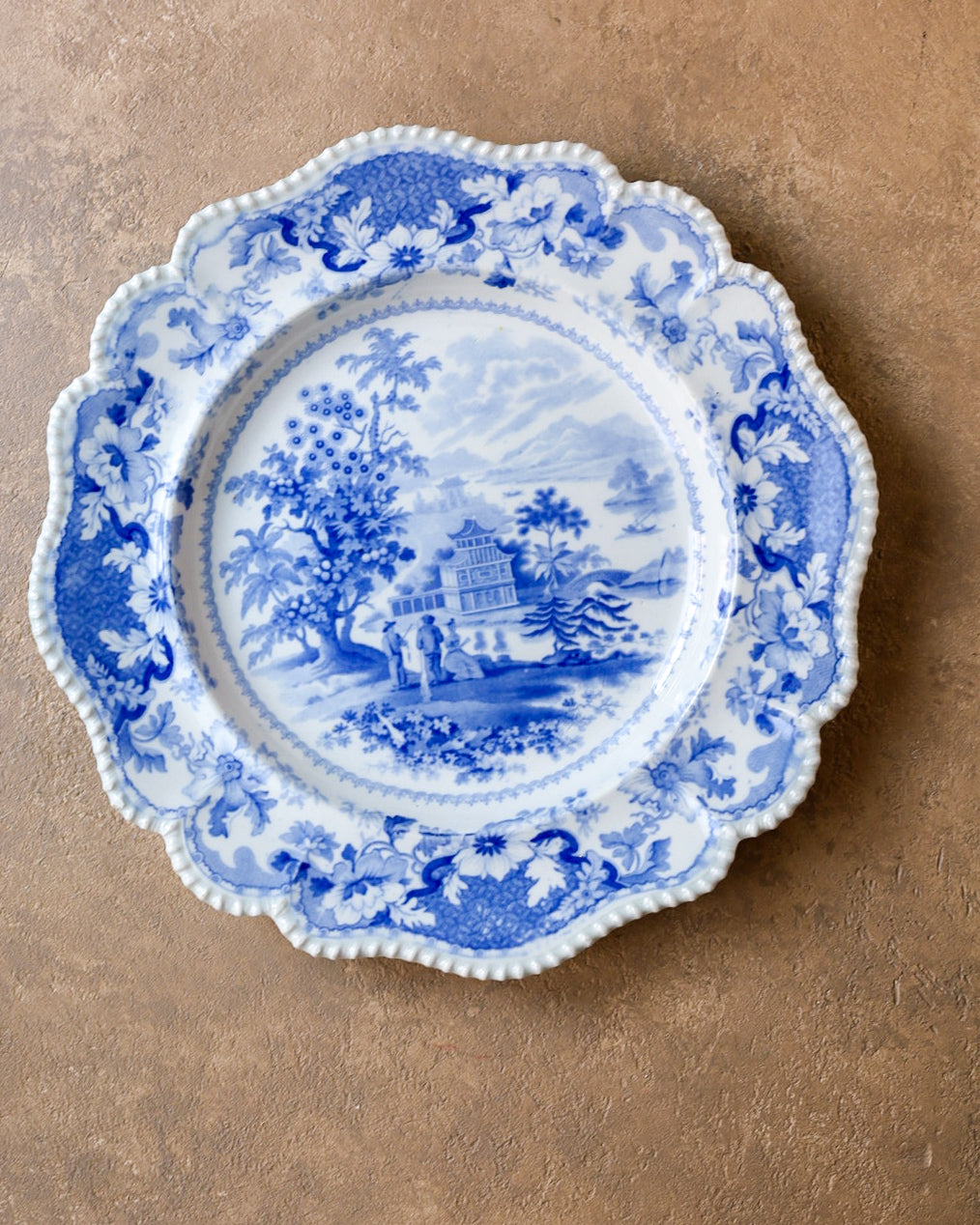 Set di 8 piatti e alzatina in stone china, decoro blu a transfer con paesaggio orientale, Inghilterra, 1820 circa