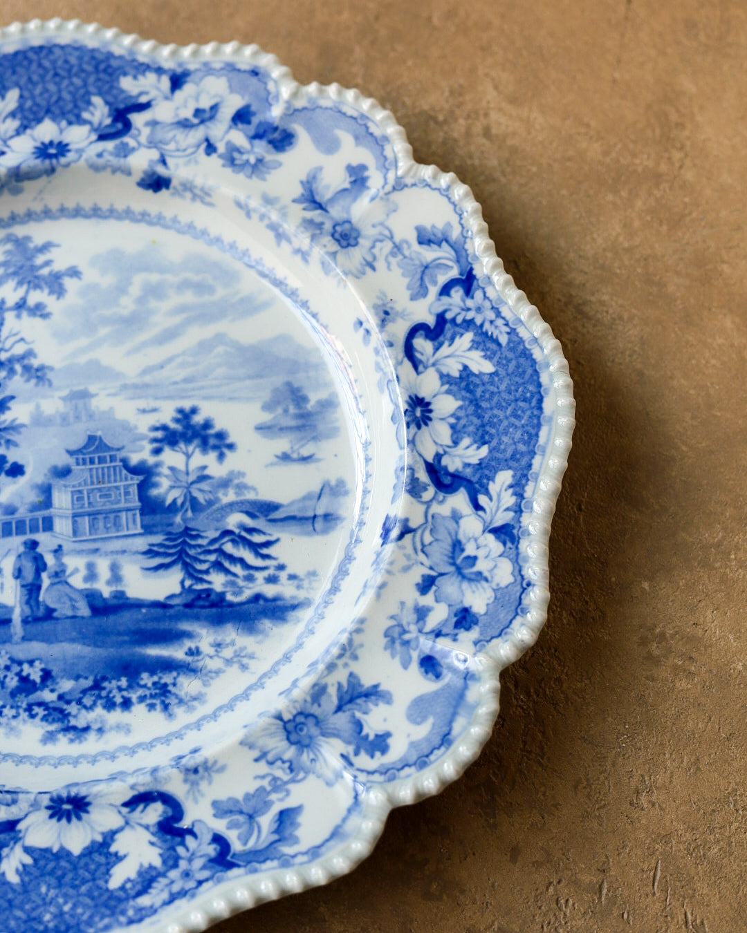 Set di 8 piatti e alzatina in stone china, decoro blu a transfer con paesaggio orientale, Inghilterra, 1820 circa