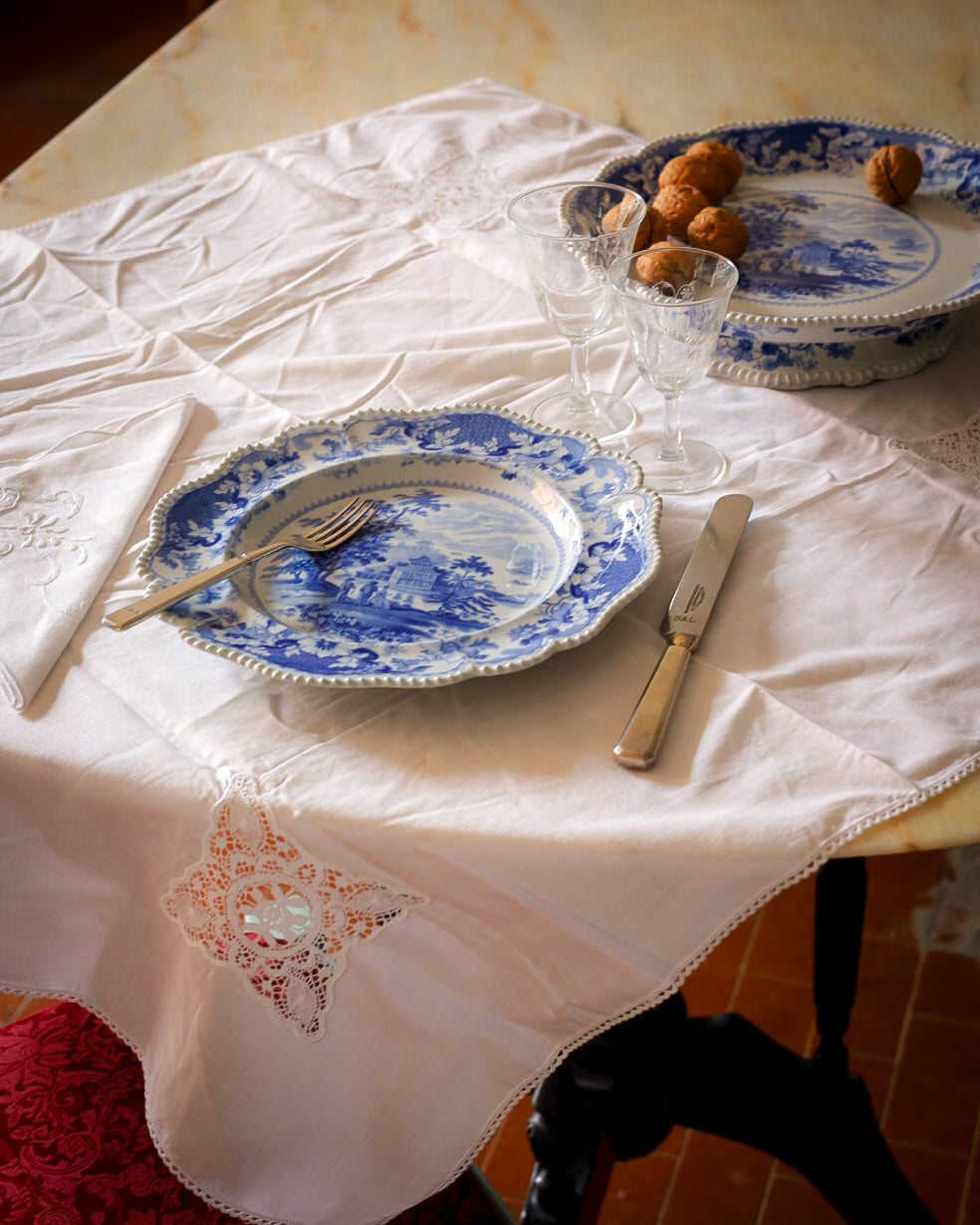 Set di 8 piatti e alzatina in stone china, decoro blu a transfer con paesaggio orientale, Inghilterra, 1820 circa