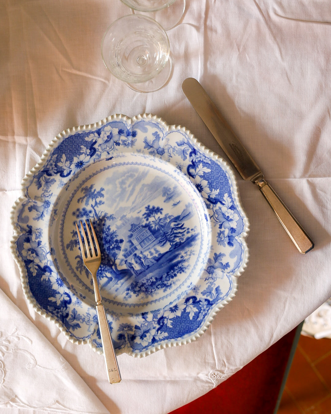 Set di 8 piatti e alzatina in stone china, decoro blu a transfer con paesaggio orientale, Inghilterra, 1820 circa