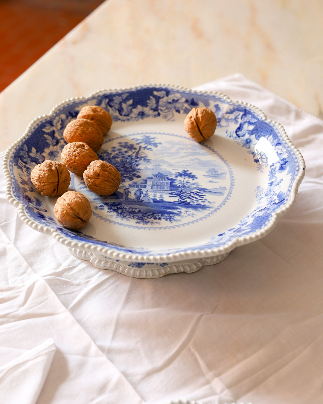 Set di 8 piatti e alzatina in stone china, decoro blu a transfer con paesaggio orientale, Inghilterra, 1820 circa