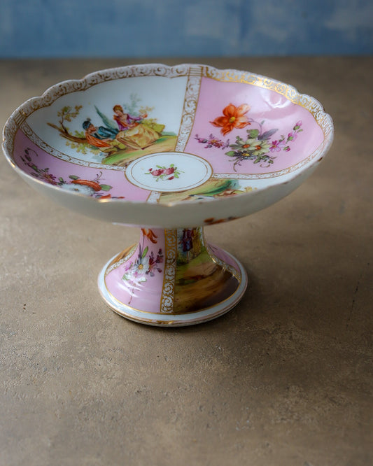 Alzata in porcellana tedesca dipinta a mano, stile Dresda, scene galanti e fiori, primi del ‘900
