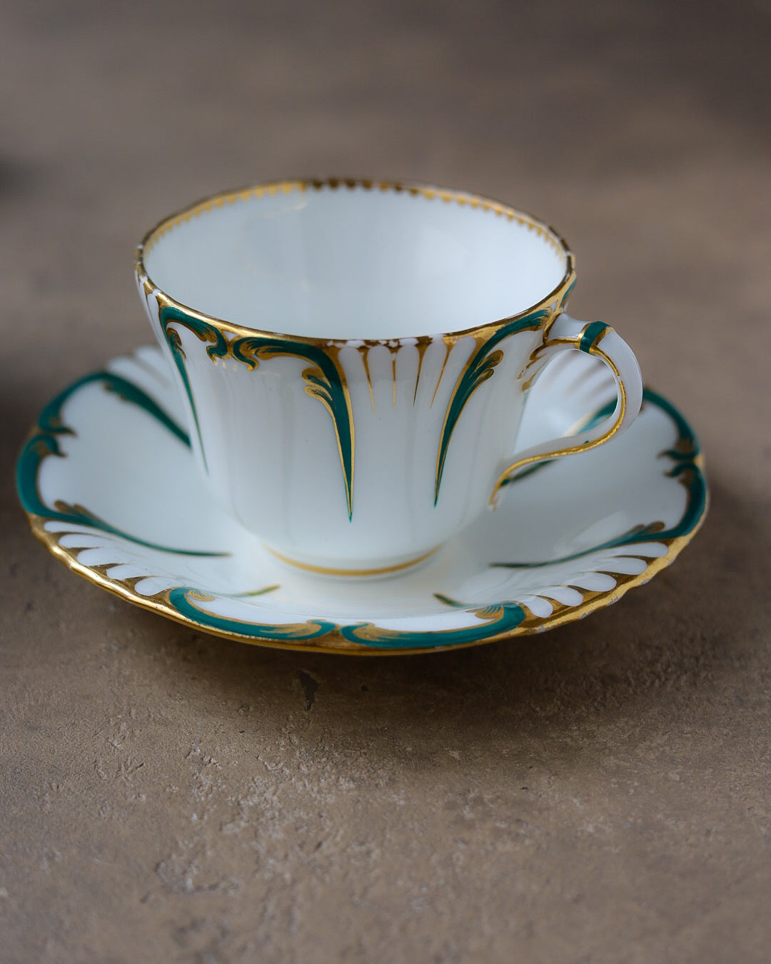 Servizio da tè e dolci in porcellana inglese, decoro verde e oro dipinto a mano, età vittoriana, metà ‘800