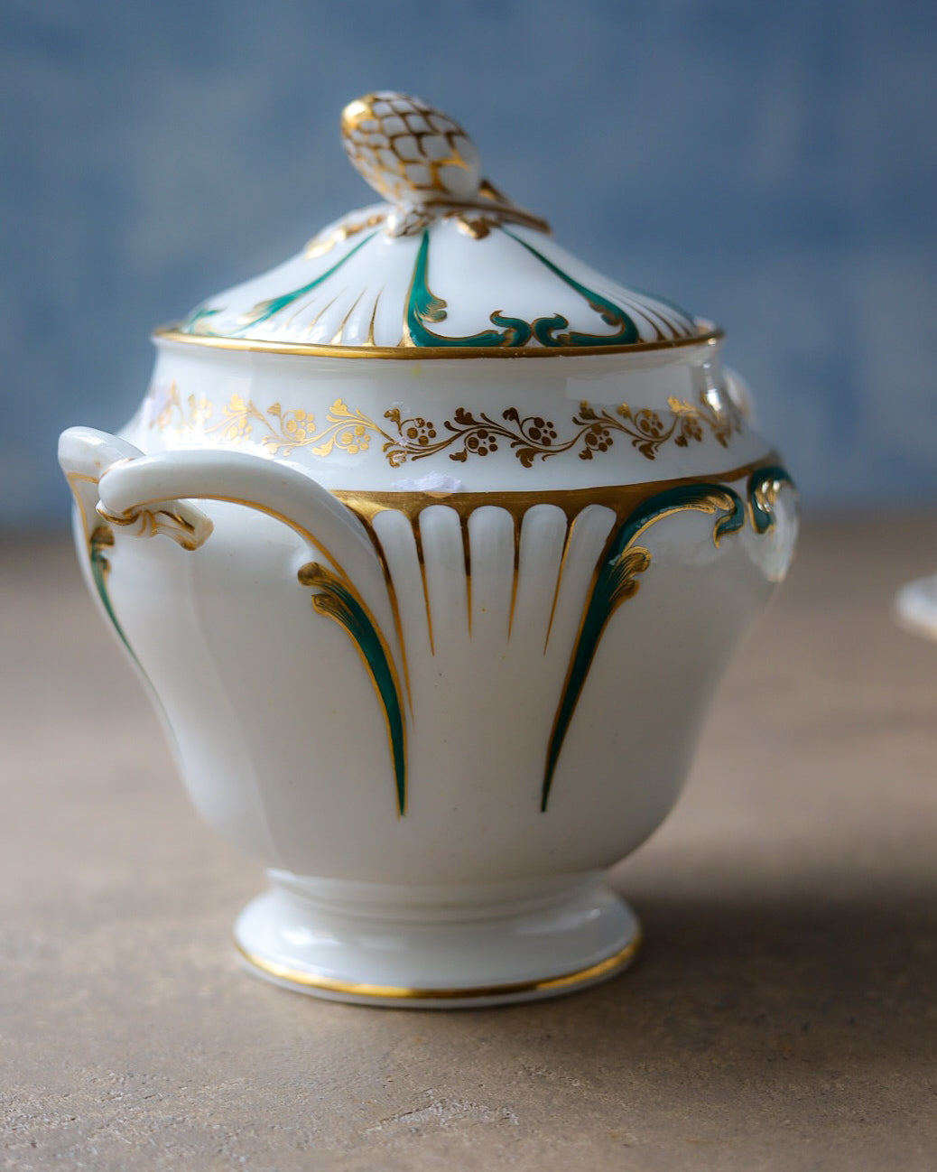 Servizio da tè e dolci in porcellana inglese, decoro verde e oro dipinto a mano, età vittoriana, metà ‘800