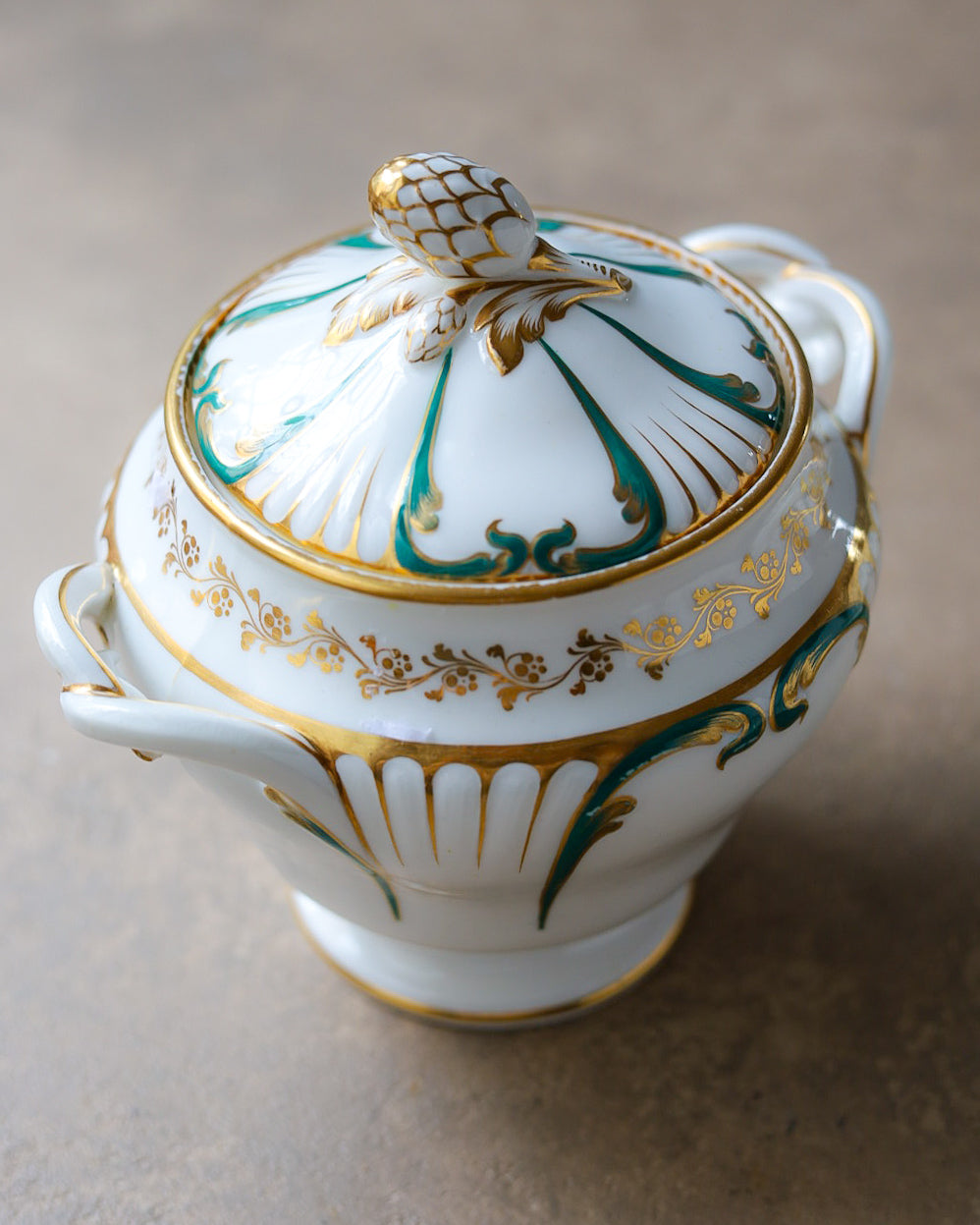 Servizio da tè e dolci in porcellana inglese, decoro verde e oro dipinto a mano, età vittoriana, metà ‘800