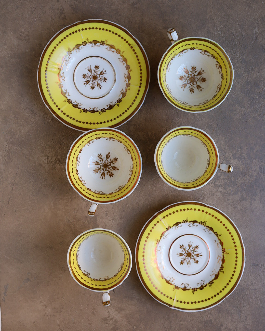 Coppia di trio in porcellana Minton, fondo giallo e oro dipinto a mano, Inghilterra, primi dell’800